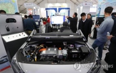 전기차 정비 교육장비 살펴보는 관람객들