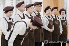 신입사원 마음으로… 인사하는 실버직원들