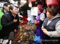 소래포구 상인 위로하는 안철수