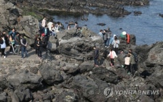 유커 붐비던 제주 용두암 내국인 차지