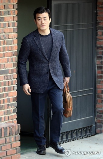 박 전 대통령 자택서 나오는 이영선 전 행정관