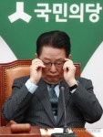 안경 고쳐 쓰는 박지원 대표