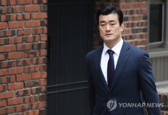 박근혜 자택 나서는 이영선
