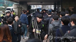 [박근혜 소환] 붐비는 중앙지검 입구
