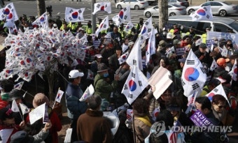 [박근혜 소환] 지지자들, 중앙지검 앞에서 집회 '장외전'