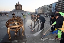 광화문광장 목욕중