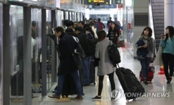 붐비는 인천국제공항역 승강장