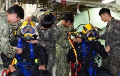 한·미 해군, 진해만 일대서 연합 구조전 훈련