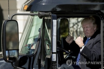 트럼프, 대형 트럭에 올라 '분노의 질주' 연기