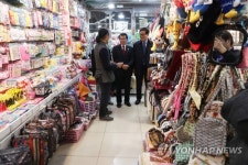 명동 상점 찾은 사드대책위