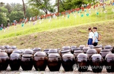 [울산소식] 울주 옹기축제 성공기원 '장 담그기'