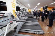 산뜻한 새 기숙사 체력단련실