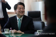 미소짓는 안철수