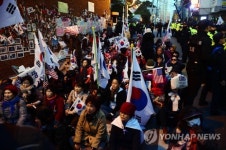 연좌시위 벌이는 박 전 대통령 지지자들