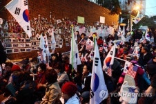 연좌시위 벌이는 박 전 대통령 지지자들
