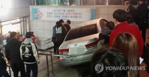 역 입구가 주차장?
