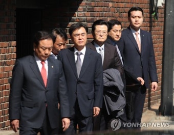 침통한 표정의 친박의원들
