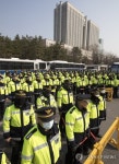 법원 앞, 경찰 가득