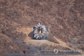 탱크병 경기대회 참관하는 김정은