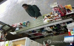 팜파라치 흉내내며 돈 뜯은 일당의 몰카 장면