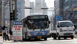 주차장 같은 도로…전용차로·인도보수 공사 겹쳐 몸살