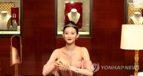 최고급 주얼리 제품 전시하는 그라프