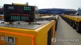 목포 신항만에 늘어선 모듈 트랜스포터