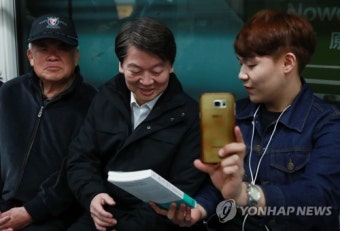 안철수, 대선후보 첫 행보는 '새벽 지하철 탐방'