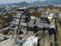 구마모토 강진 1년…잡초 무성한 일본 구마모토성