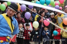 풍물놀이 구경하는 어린이들