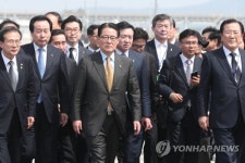 목포 신항만 찾은 박지원
