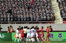 남북 여자축구 '신경전'