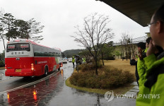 북한 선수들 태우고 강릉 떠나는 버스