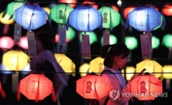 연등 밝혀진 교정