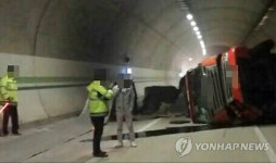 순천완주고속도로 신리3터널서 트레일러 전복