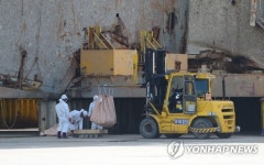 세월호에서 흘러내린 진흙 수거