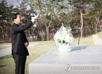 백범 김구 선생 묘역 찾은 이재오