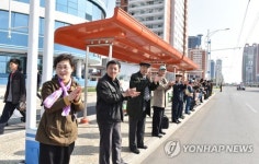 미래과학자거리에서 환영하는 북 시민들