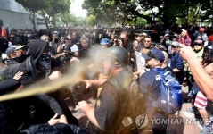 美전역에서 '트럼프 납세내용 공개' 시위…폭력사태 발생