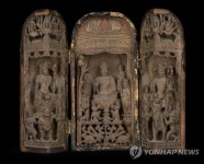 국보 제42호 목조삼존불감