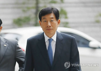 법정 향하는 원세훈 전 국정원장