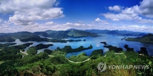 월악산 악어봉서 바라본 충주호 악어섬