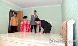 여명거리 아파트에 입주한 북한시민들