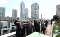 여명거리 아파트에 입주한 김일성대 교수들