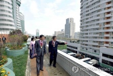 여명거리 아파트에 입주한 김일성대 교수들