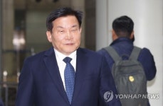 법원 들어서는 채정병 사장