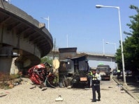 을숙도 대교 덤프트럭 13ｍ아래 추락…운전기사 부상