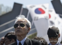 기념식 보는 참석자들