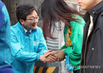 출근길 지지 호소하는 유승민