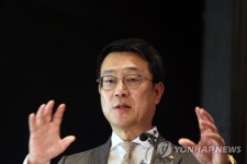 기업설명하는 정문국 사장